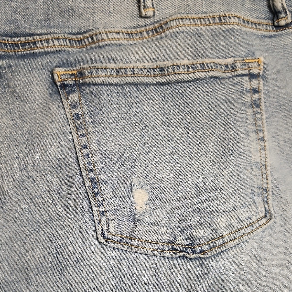 Old Navy Men's Light Blue Relaxed Jeans - Picture 11 of 15